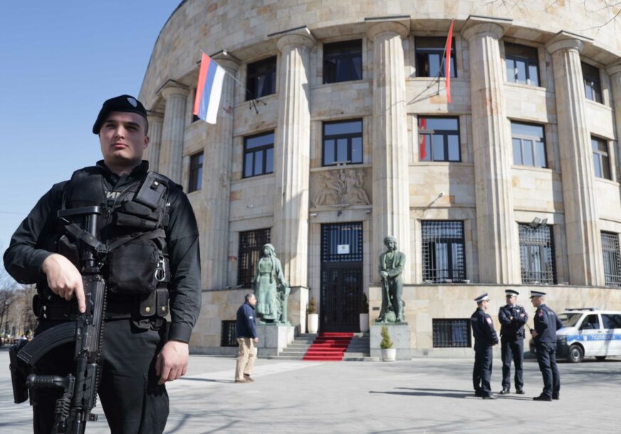 Duge cijevi i Žandarmerija ispred Palate Republike u Banjaluci (VIDEO)