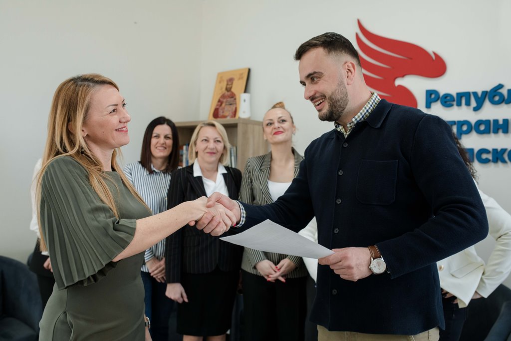 Ženska snaga Srpske povodom 8. marta uručila odbornicima RSS inicijative za bolji položaj žena