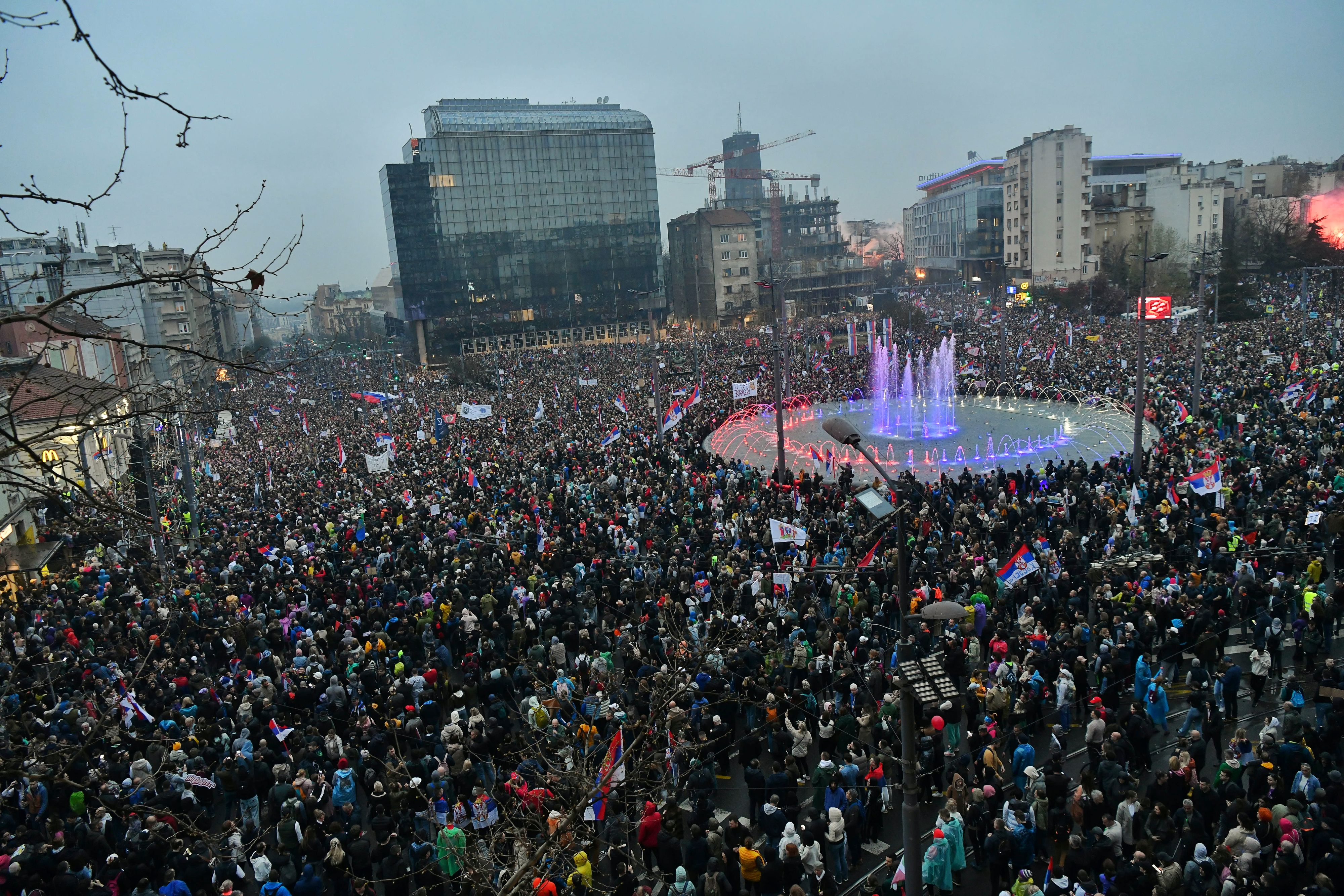 MUP Srbije: Ukupno, na svim lokacijama, 107.000 ljudi na protestu u Beogradu