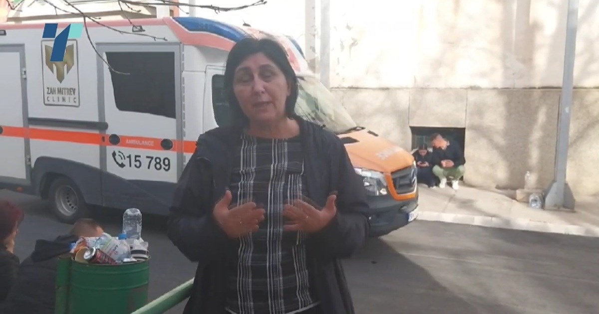 Roditelji se okupljaju ispred bolnica u Makedoniji. Traže gdje su im djeca (VIDEO)