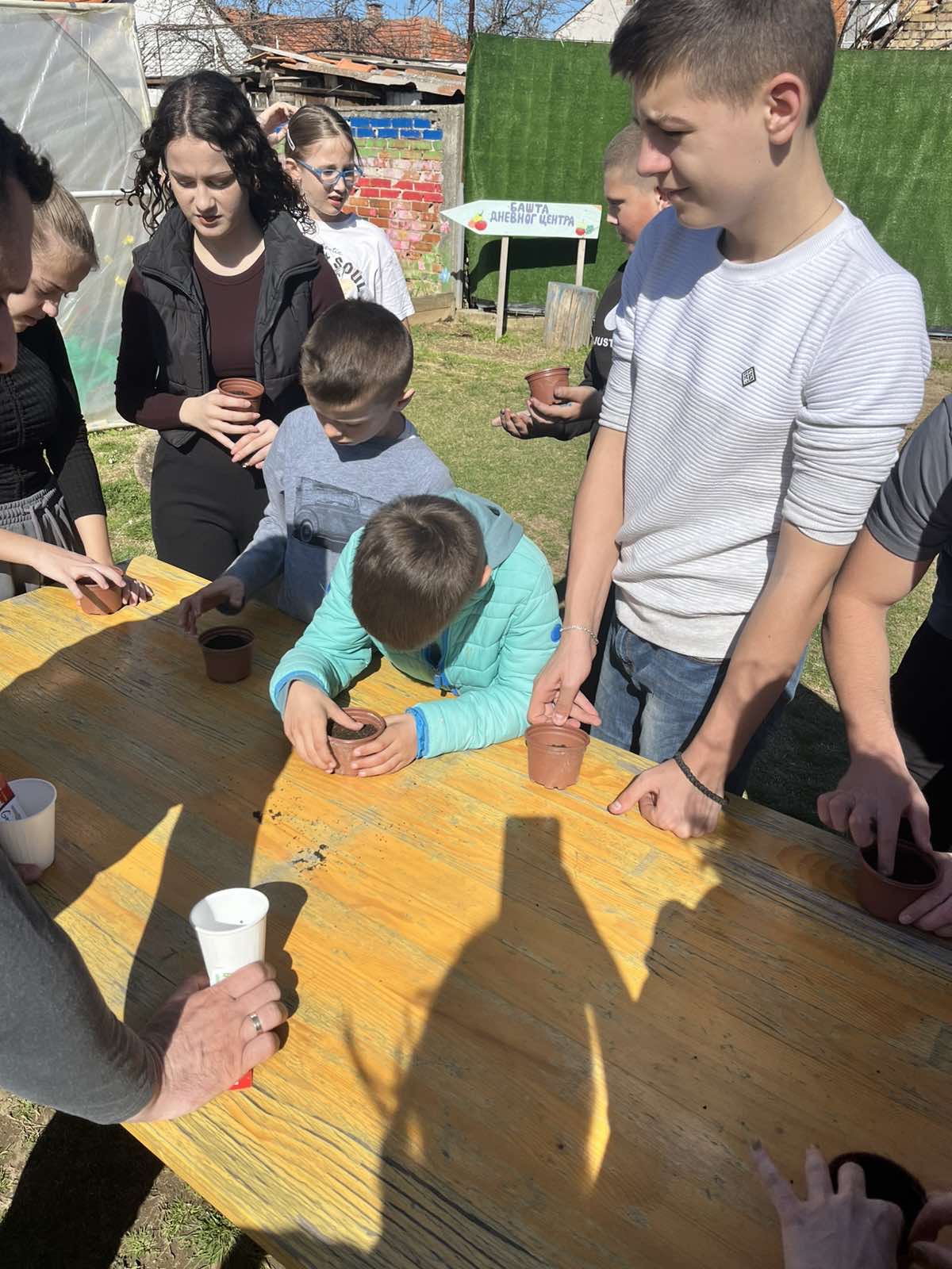 Radionica sijanja začinskog bilja u Dnevnom centru za djecu u riziku