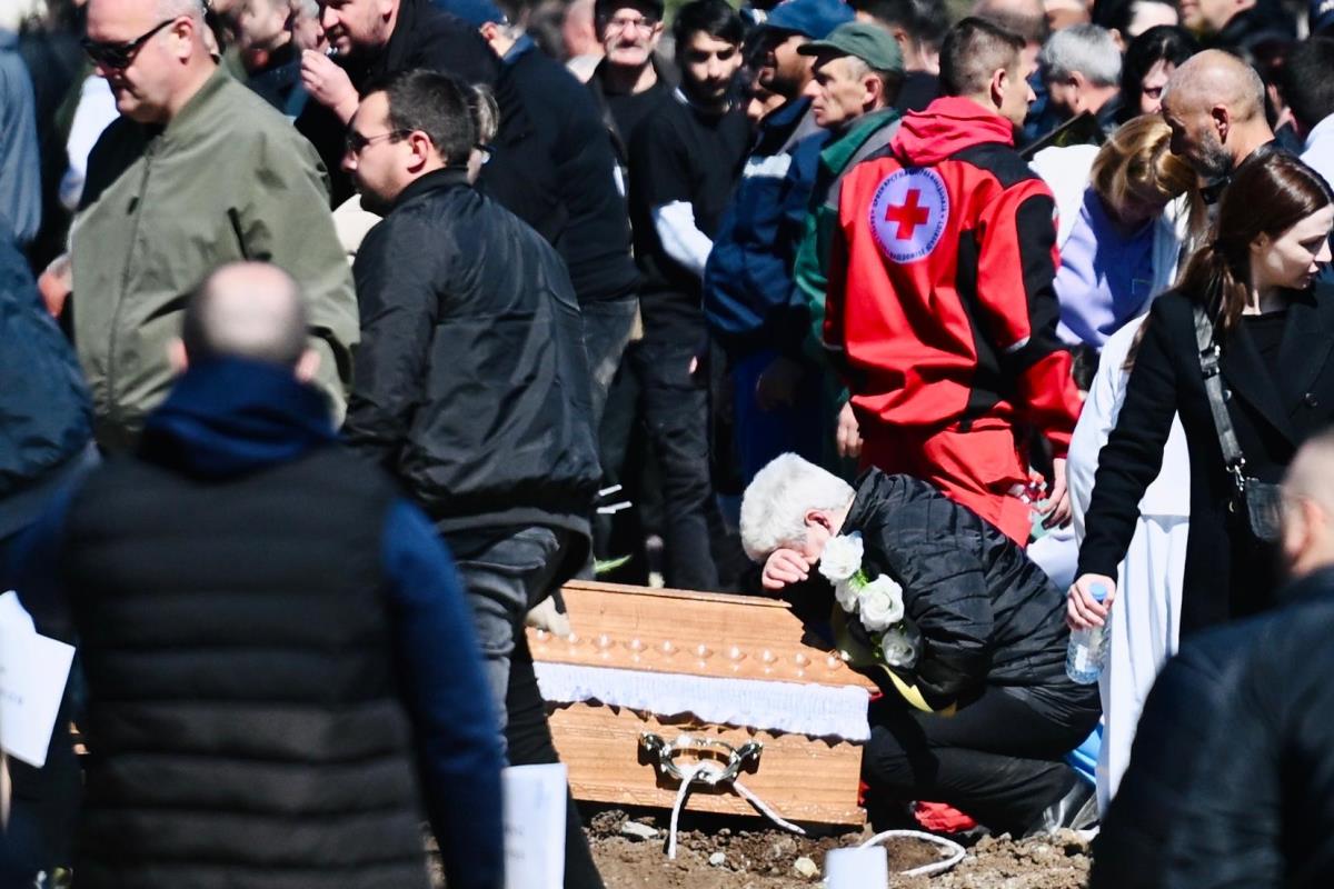 U Kočanima uz suze, jecaje i molitvu sahranjena 31 žrtva požara