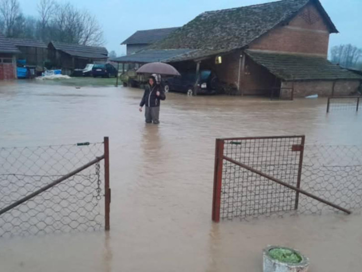 Vanredna situacija u Gradišci: Putevi blokirani, kuće poplavljene (FOTO)