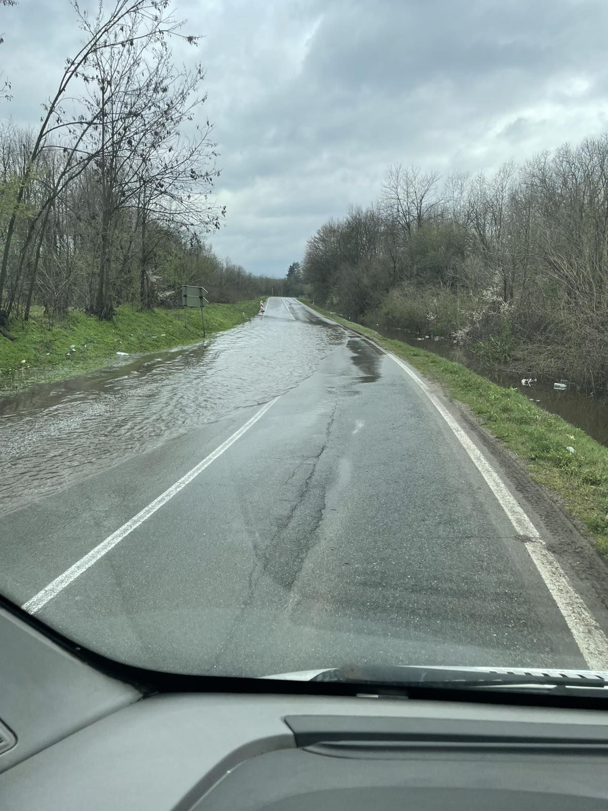 AMS: Izlila se voda u Suvom Polju kod Bijeljine, vozači oprez