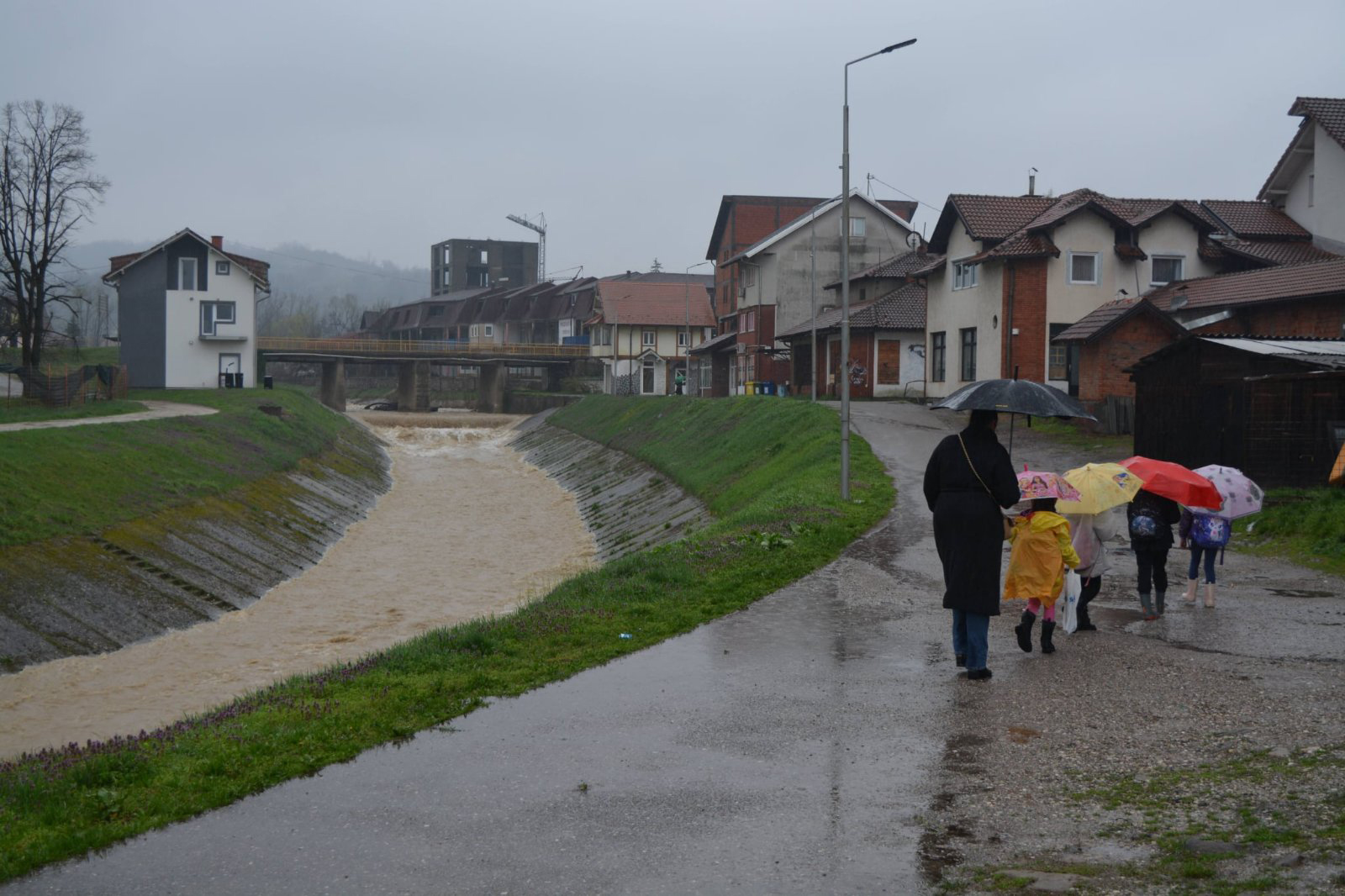 Lopare: Rastu vodostaji rijeka i potoka, oštećen most u Mačkovcu