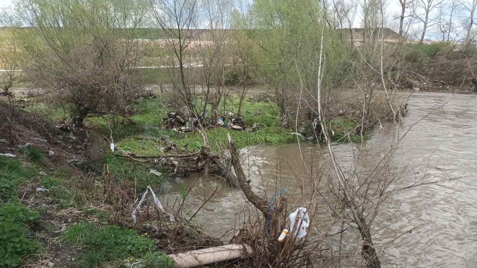 Tuzla: Nastavlja se potraga za policajcem i bjeguncem nestalim u rijeci Jali
