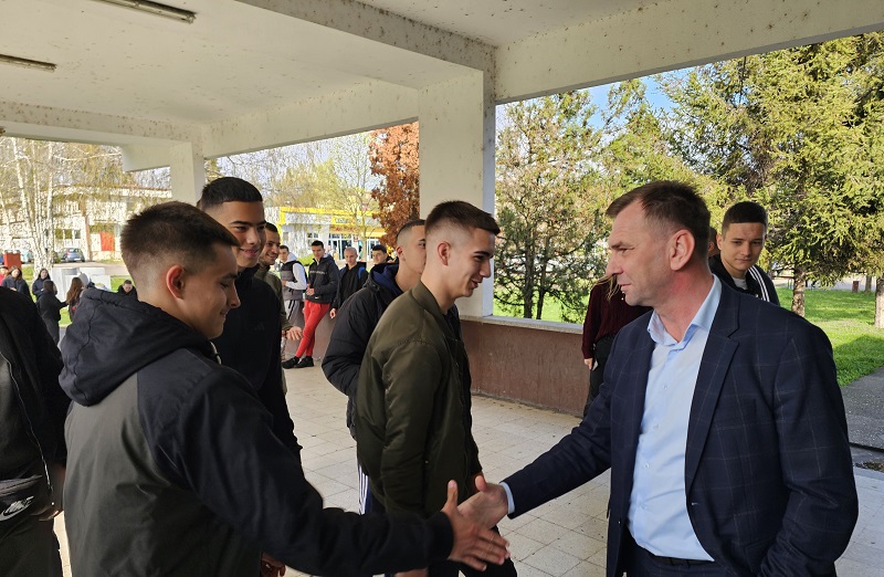 Načelnik Ugljevika Gajić ispratio srednjoškolce na fudbalsko takmičenje: Finale-trijumf uspjeha i ljudskog podviga