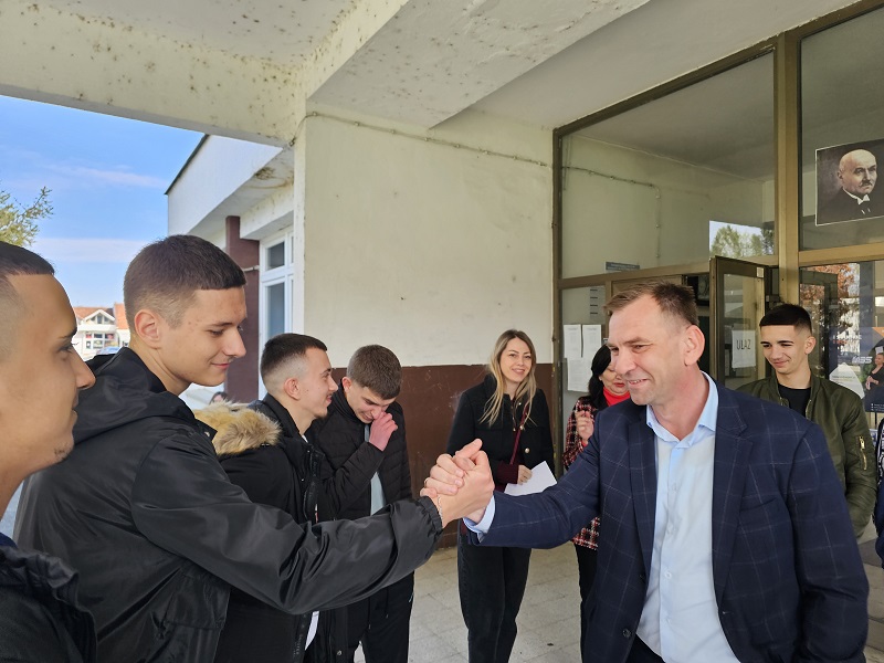 Načelnik Ugljevika Gajić ispratio srednjoškolce na fudbalsko takmičenje: Finale-trijumf uspjeha i ljudskog podviga