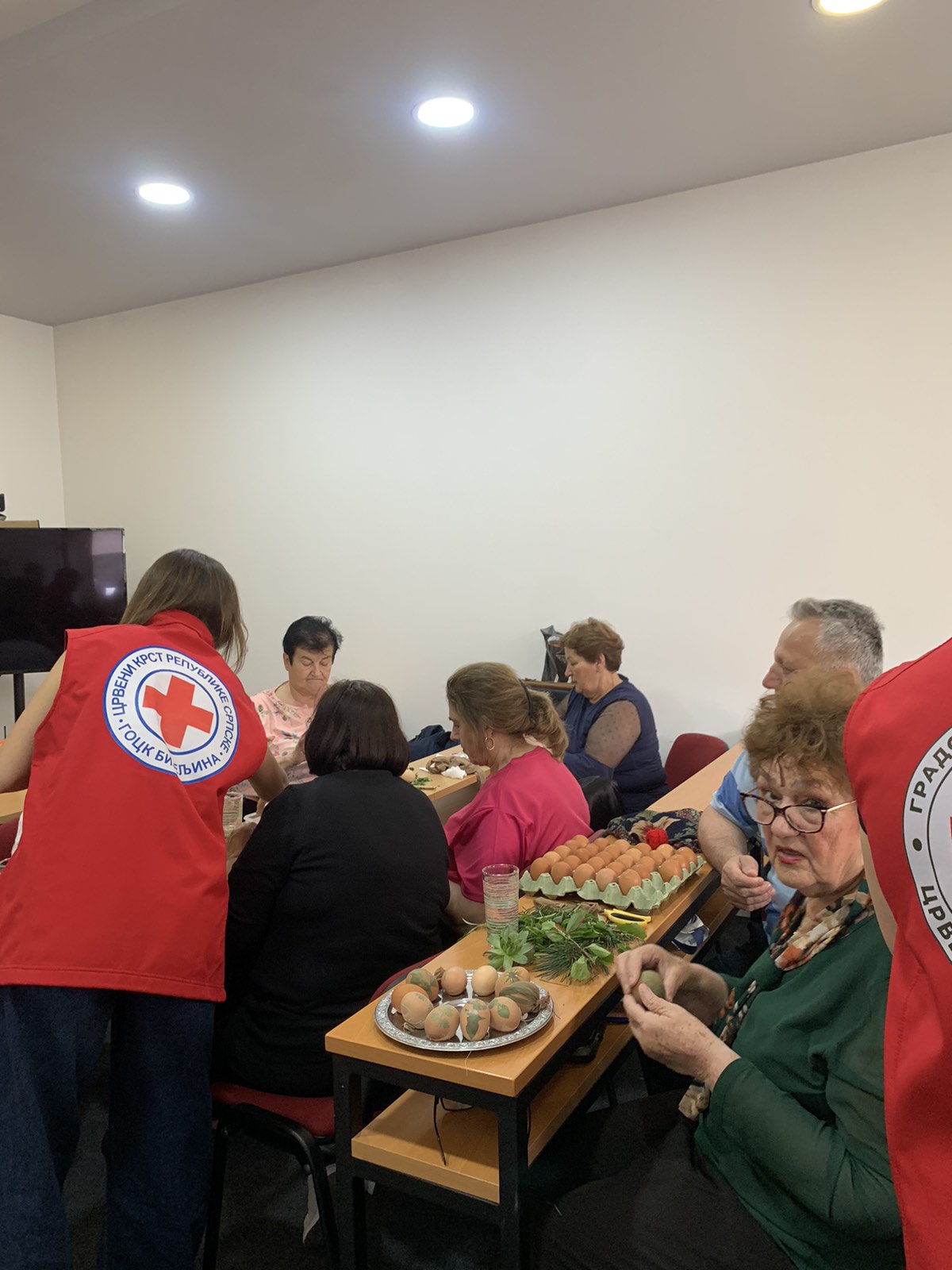 Stara tradicija, novo zajedništvo: Vaskršnje ukrašavanje jaja u Crvenom krstu Bijeljina