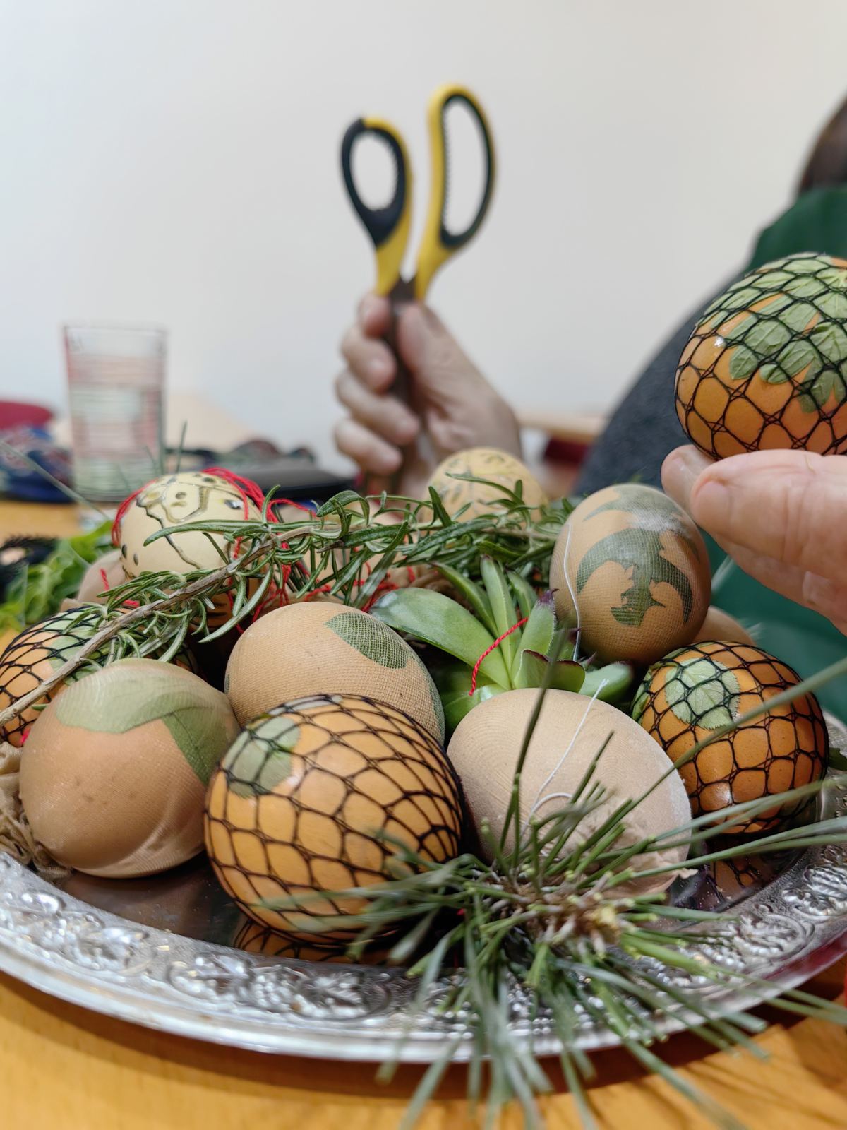 Stara tradicija, novo zajedništvo: Vaskršnje ukrašavanje jaja u Crvenom krstu Bijeljina
