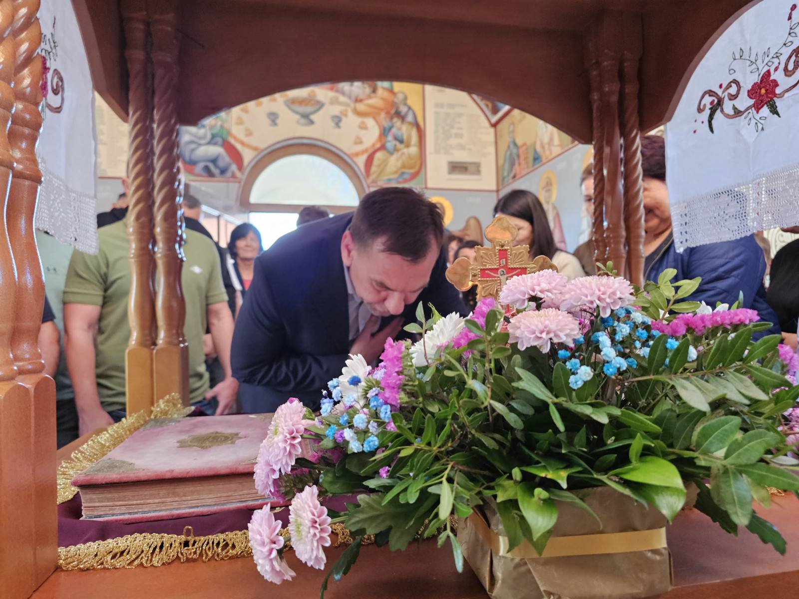 Načelnik Gajić na iznošenju plaštanice u rodnoj Mezgraji i Ugljeviku: Vjernici okupljeni u molitvi