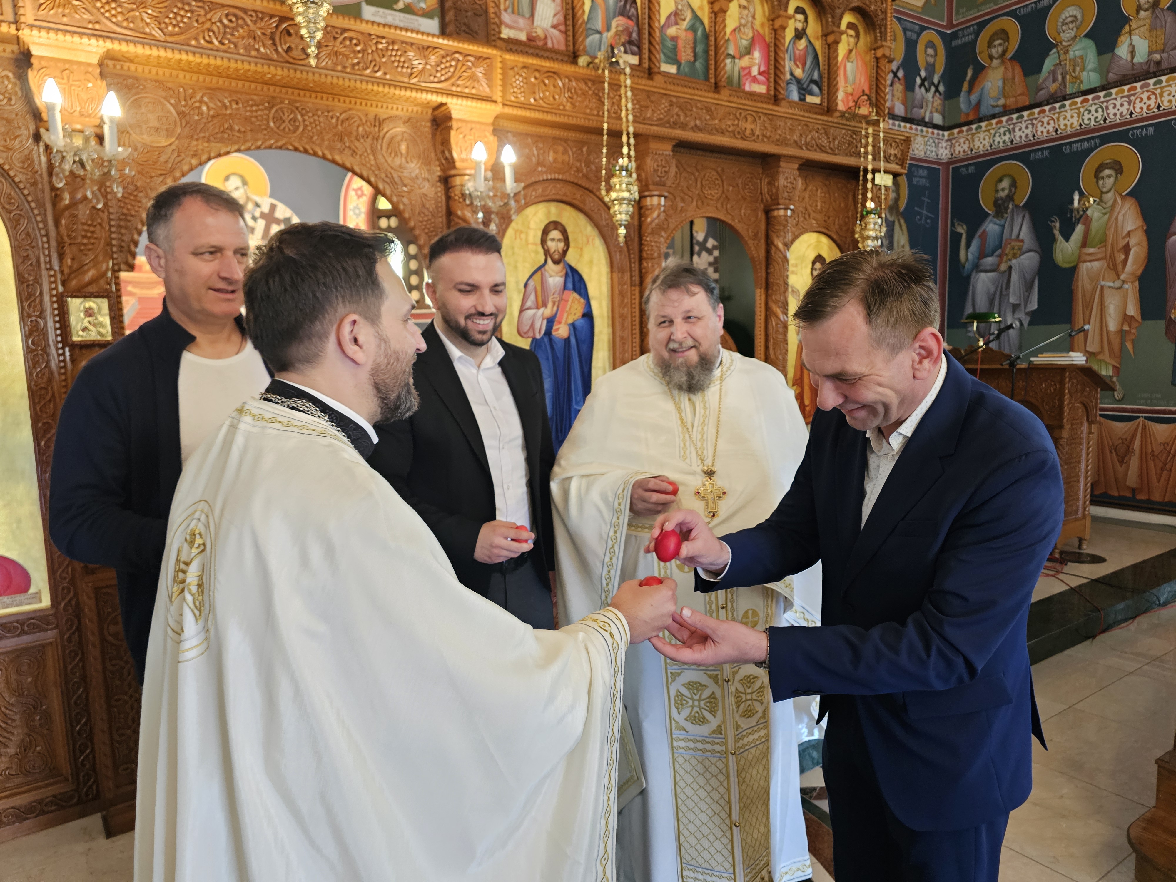 Radost Vaskrsa u Ugljeviku: Slave i svetkuju Hristovo Vaskrsenje