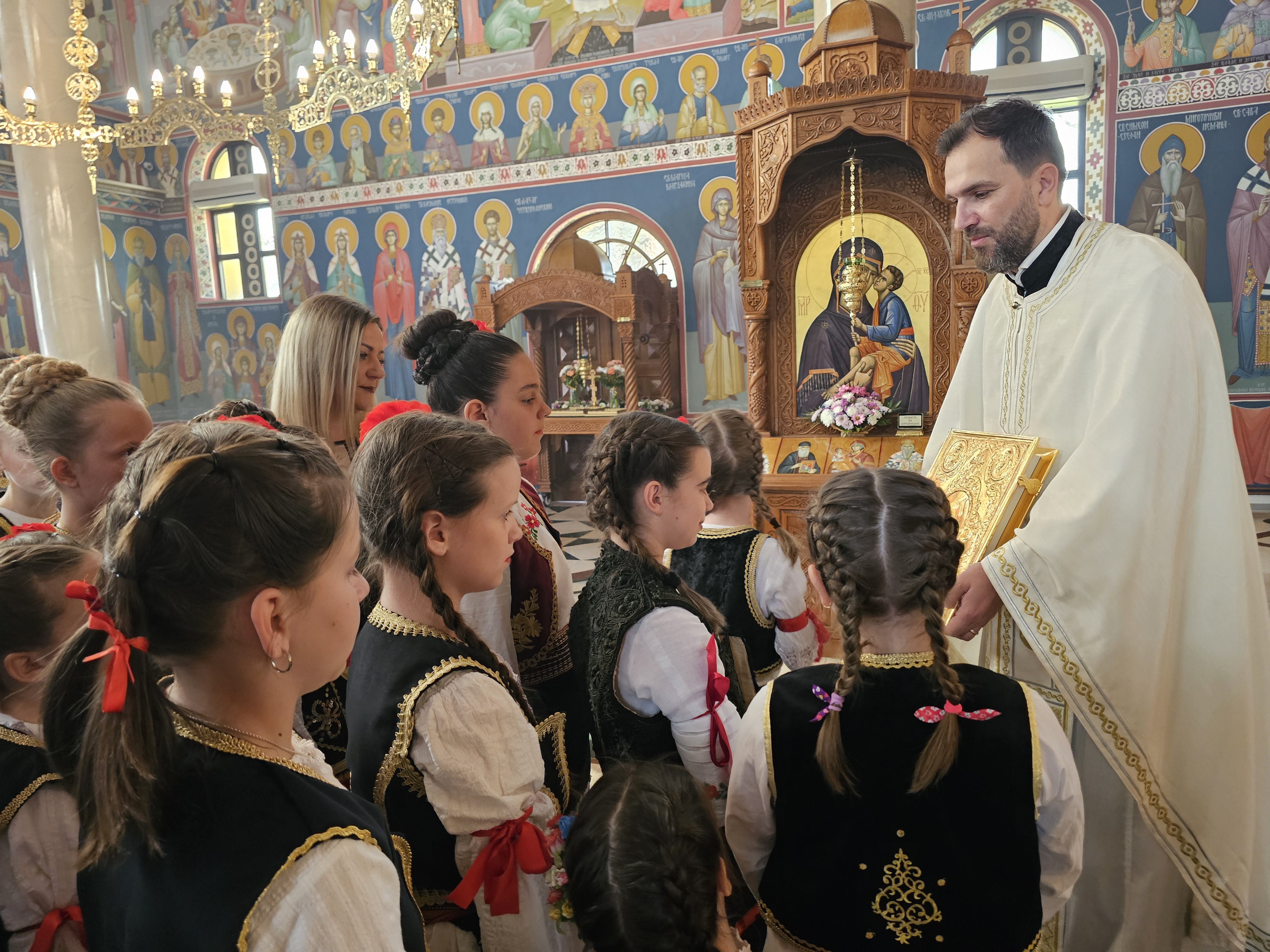 Ugljevički mališani čuvaju tradiciju Vaskršnjih jaja: Nagrade, igra i pjesma u čast Vaskrsa