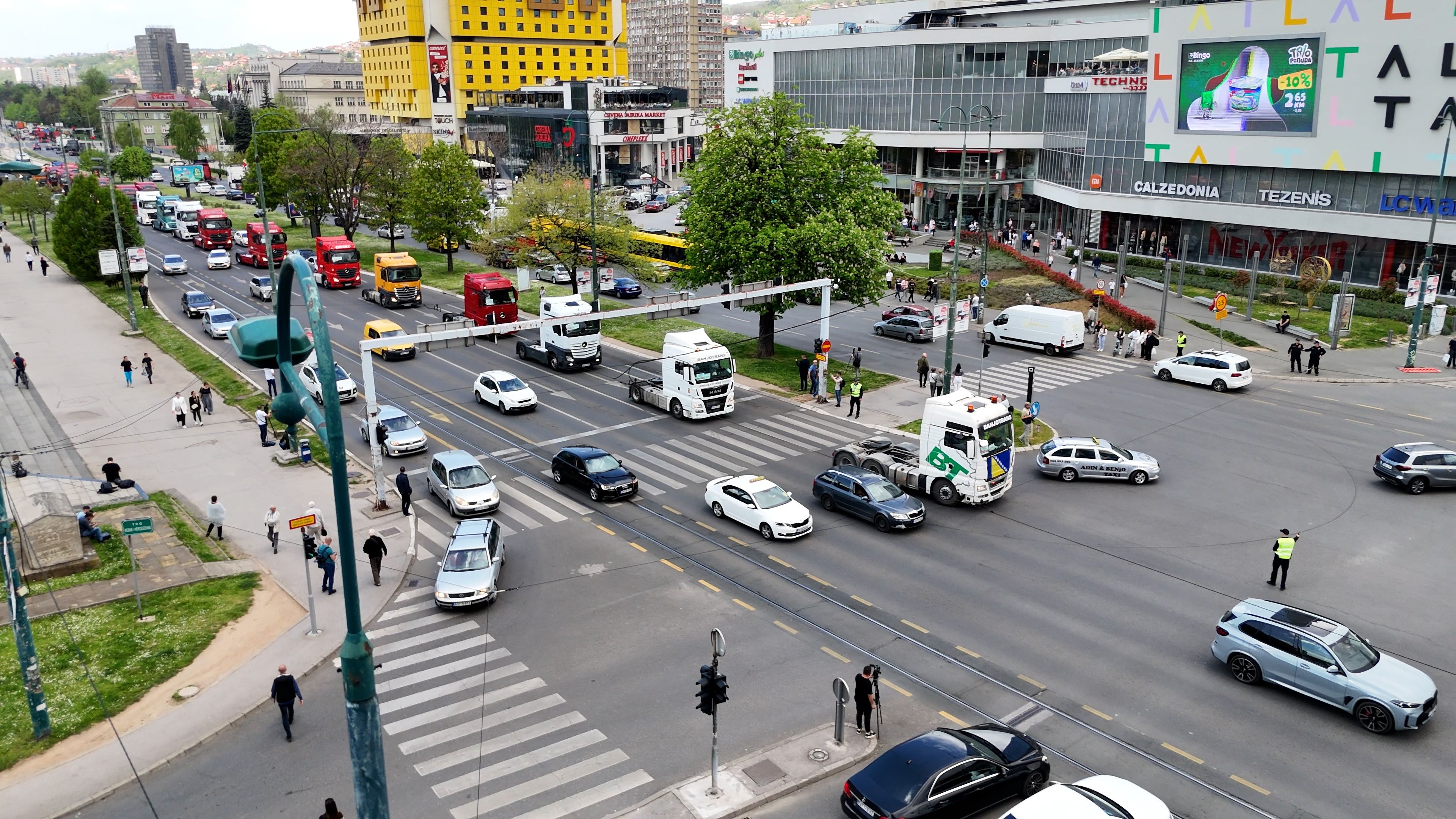Stotine kamiona na ulicama Sarajeva