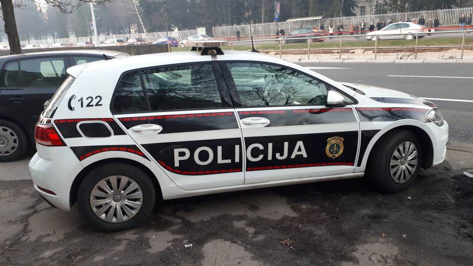 Zapaljeno vozilo u Sarajevu, vatra zahvatila još dva auta