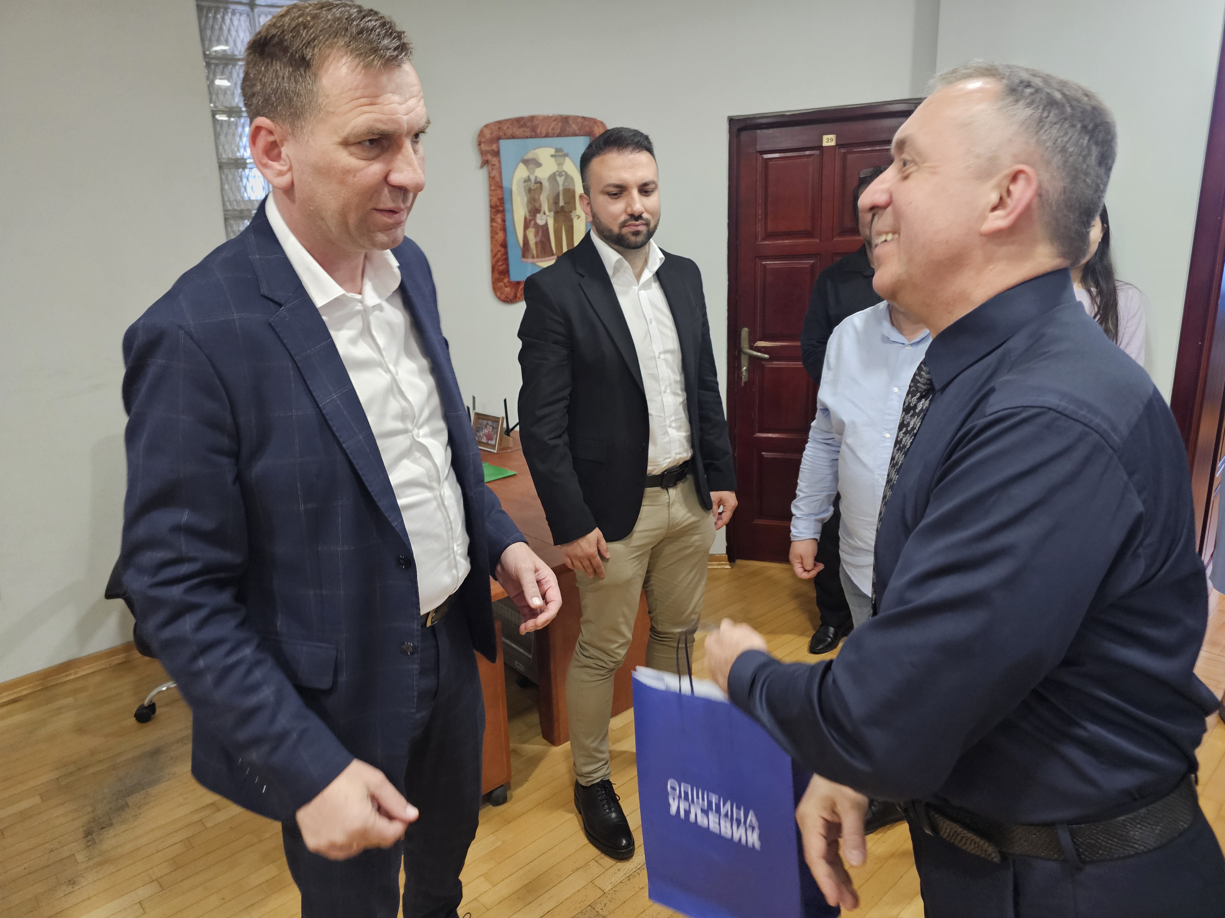 Načelnik Ugljevika Gajić srdačno pozdravio svjetske umjetnike: Harmonikom šire ljubav i bratstvo
