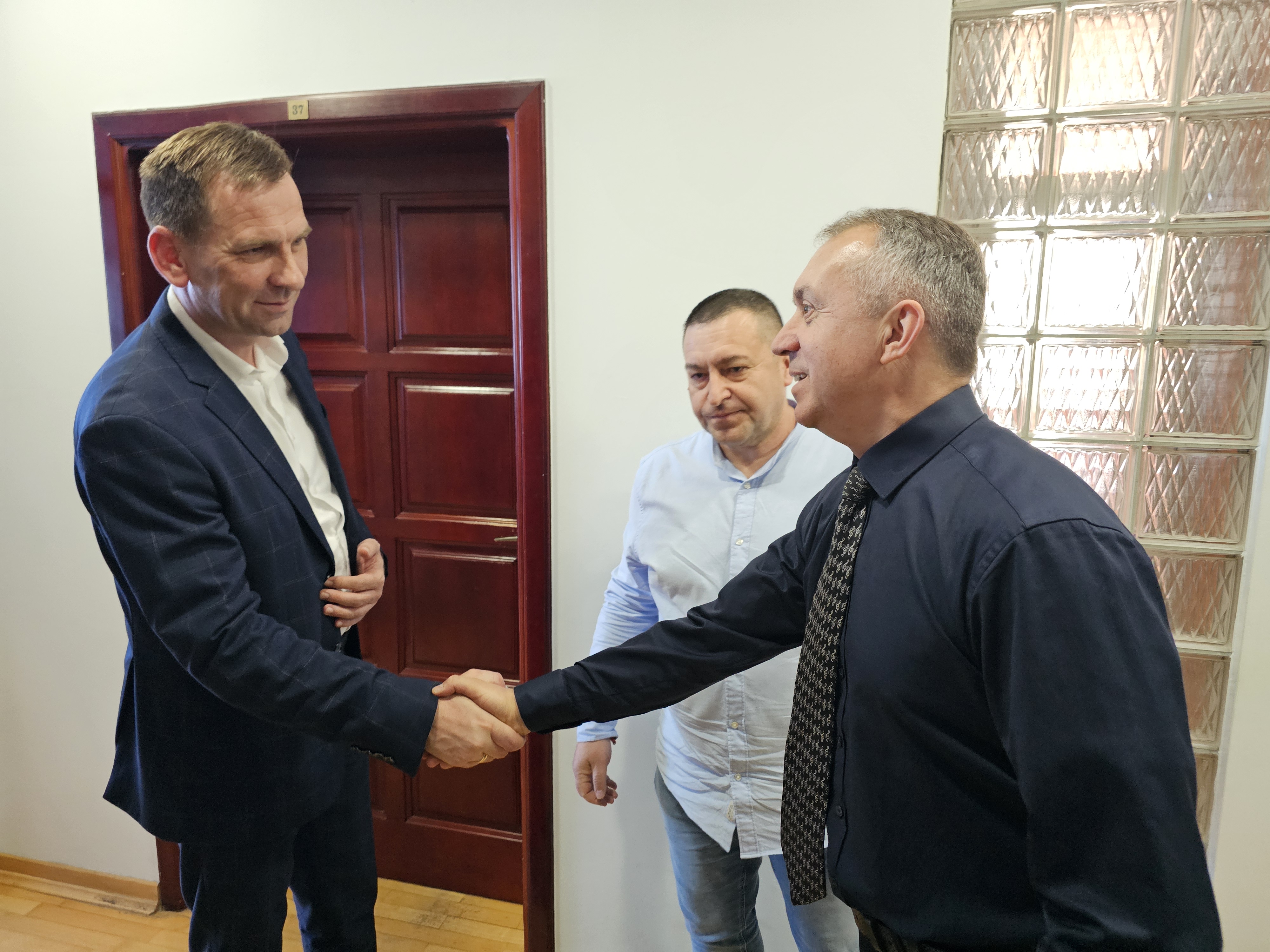 Načelnik Ugljevika Gajić srdačno pozdravio svjetske umjetnike: Harmonikom šire ljubav i bratstvo