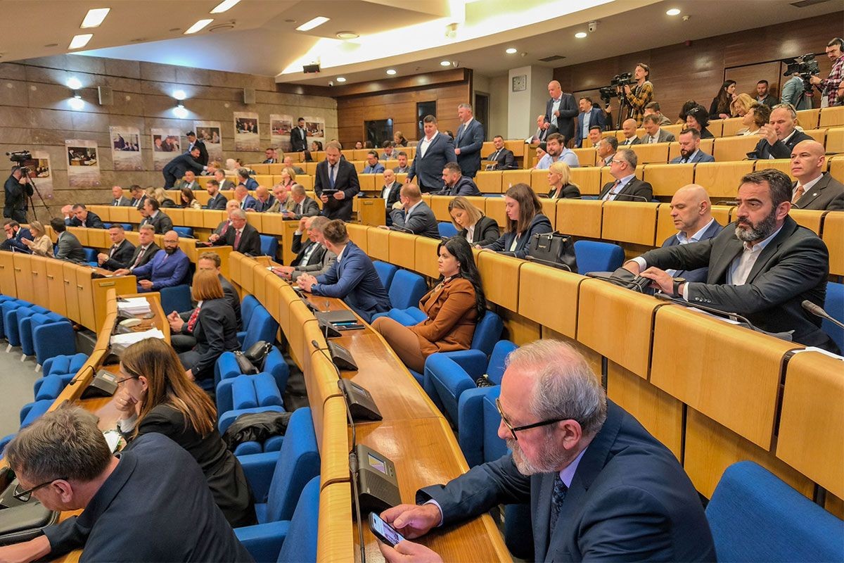 Prekinuta sjednica parlamenta FBiH, HDZ srušio dnevni red