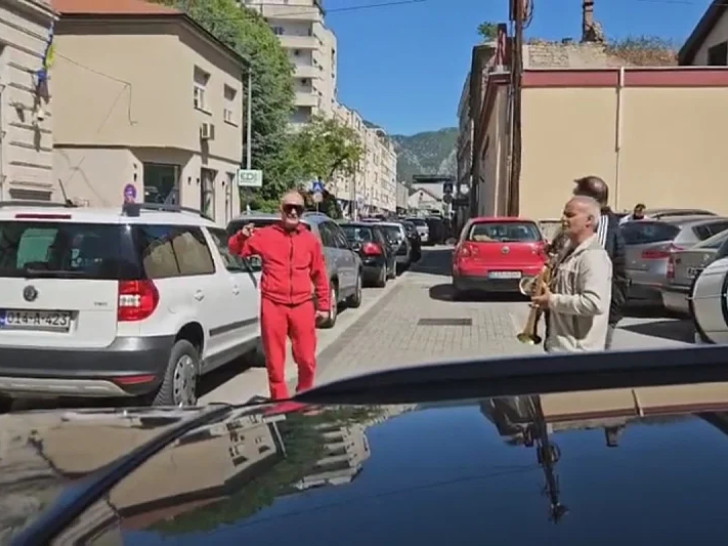 Mostarac razvod proslavio uz trubače ispred suda (VIDEO)