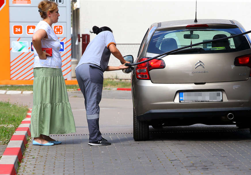 Detalji incidenta na pumpi, lopov ukrao auto u kojem se nalazila djevojčica (12)