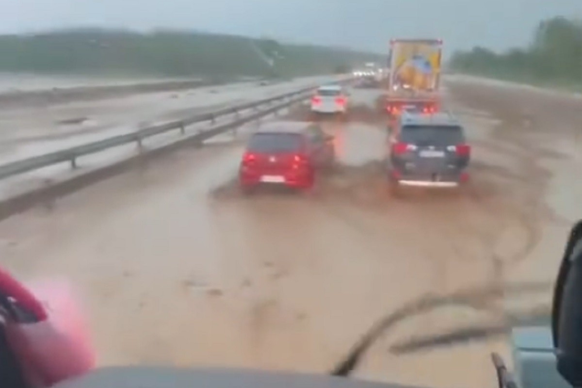 Srbija: Vozila se probijaju kroz potop (VIDEO)