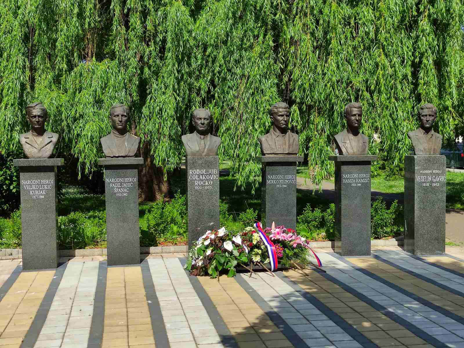 Bijeljina: Polaganje vijenaca ispred bista narodnih heroja na Dan pobjede