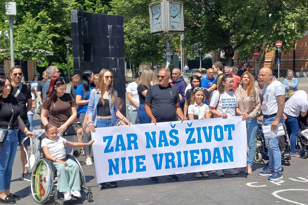 Protest u Banjaluci: Ne možemo više dopustiti nepravdu nad nama i našom bolesnom djecom
