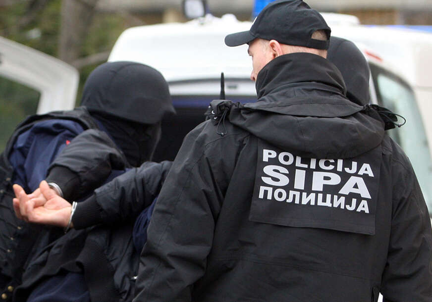 OSUMNJIČENO 10 OSOBA Velika akcija SIPA u Mostaru, hapse švercere oružjem
