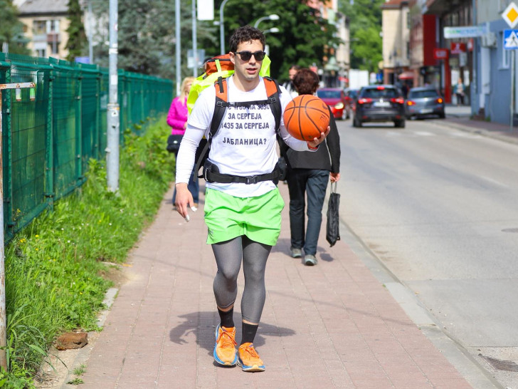 Aleksa prešao pola puta do Beograda driblajući loptu