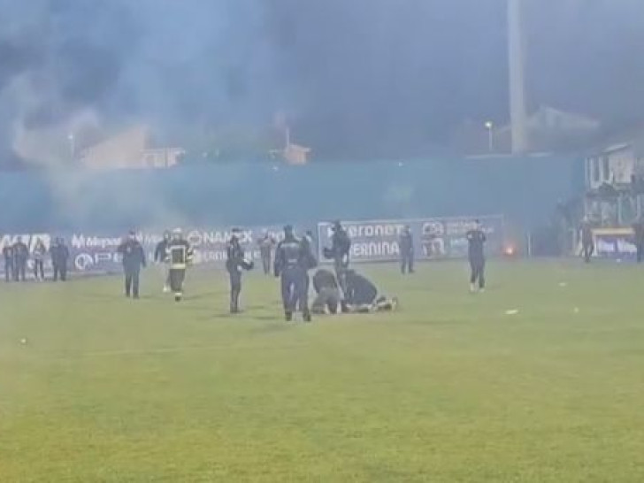 Široki Brijeg: Huligani upali na teren, krenuli ka sudijama i Zeljkoviću