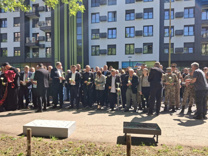 Godišnjica "Tuzlanske kolone": Ruže i voštanice na mjestu ubistva 54 mladića (FOTO)