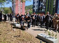 Godišnjica "Tuzlanske kolone": Ruže i voštanice na mjestu ubistva 54 mladića (FOTO)