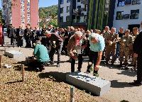 Godišnjica "Tuzlanske kolone": Ruže i voštanice na mjestu ubistva 54 mladića (FOTO)