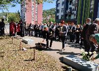 Godišnjica "Tuzlanske kolone": Ruže i voštanice na mjestu ubistva 54 mladića (FOTO)