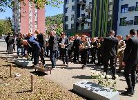 Godišnjica "Tuzlanske kolone": Ruže i voštanice na mjestu ubistva 54 mladića (FOTO)