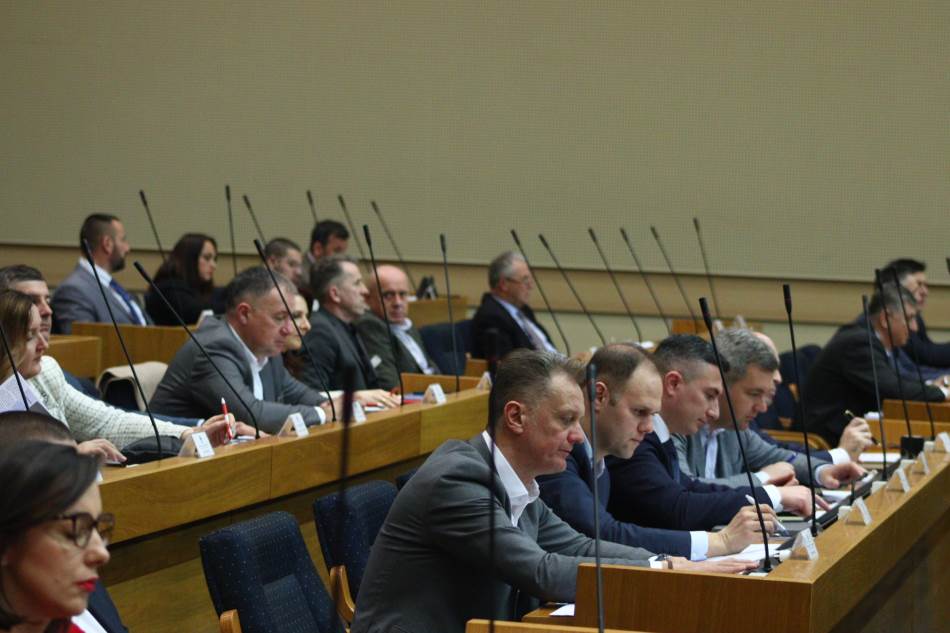 Na opšte iznenađenje: Odbijen prijedlog skupštinske većine da NSRS raspravlja o ukidanju finansiranja stranaka