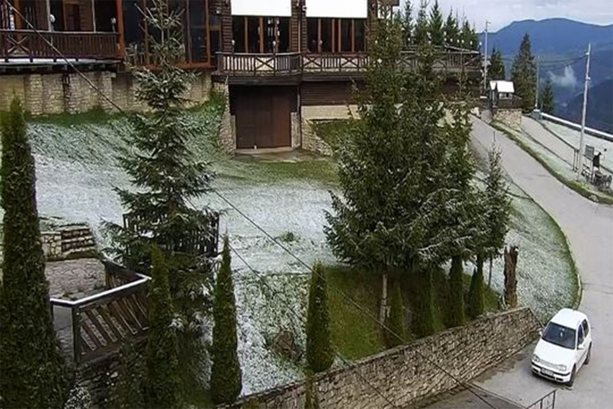 Snijeg na Vlašiću, jutros izmjereno -7 stepeni (VIDEO)