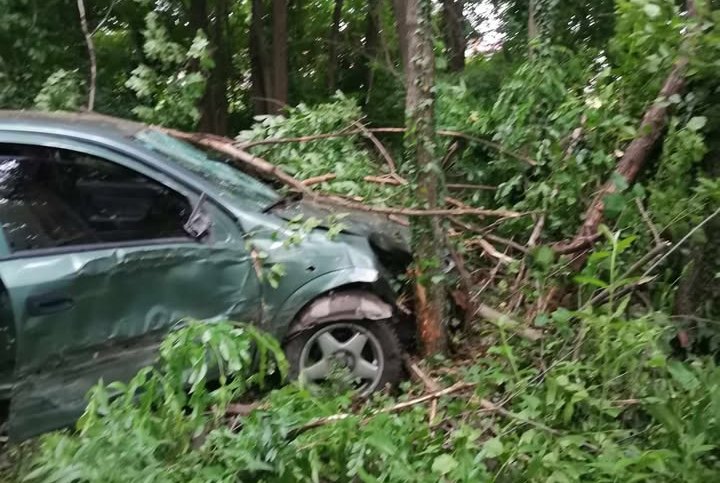 Bijeljina: U slijetanju automobila sa kolovoza povrijeđena dva maloljetna lica