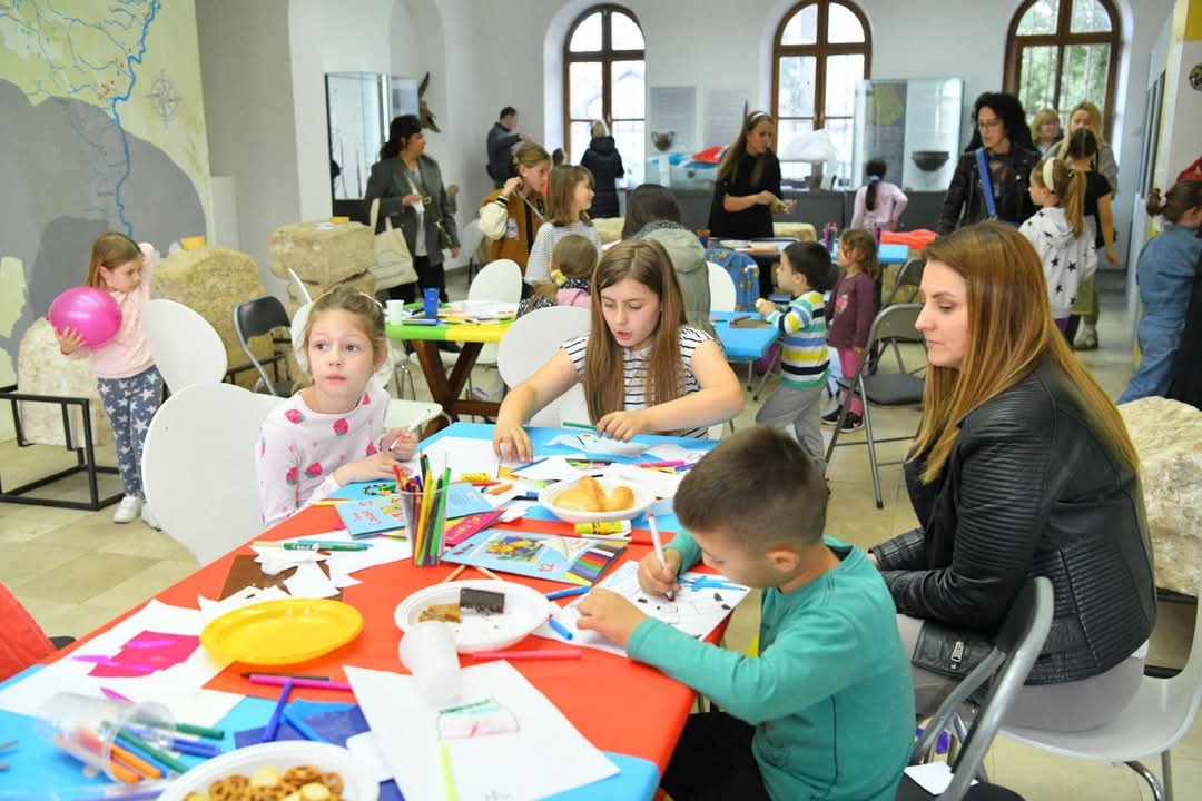 Noć muzeja u Bijeljini: Proslava kulture i umjetnosti (FOTO)