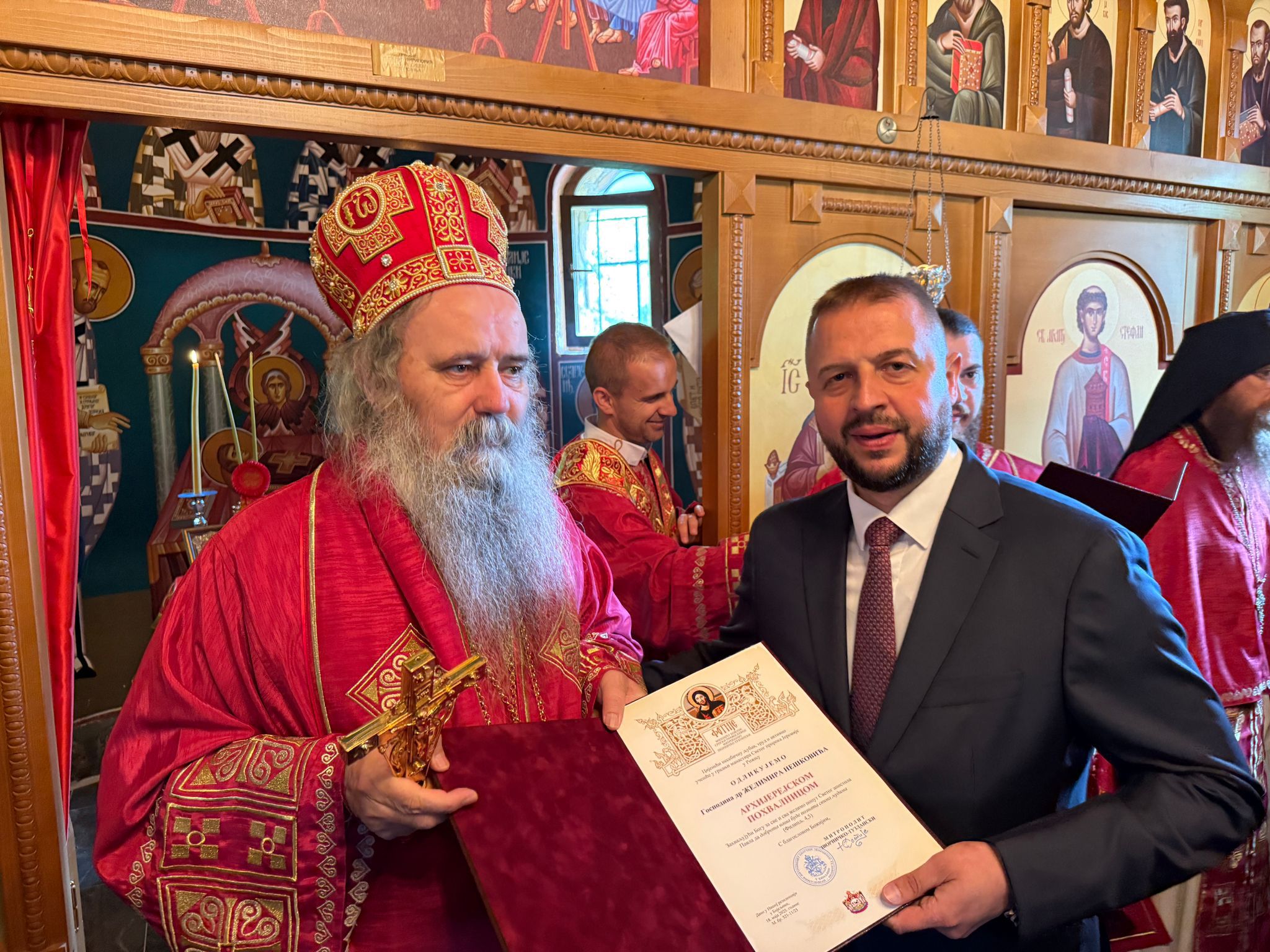 Mitropolit fotije uručio gramatu Želimiru Neškoviću i Miroslavu Kojadinoviću