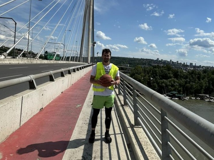 Aleksa Krsojević uspješno stigao do Beograda driblajući loptu