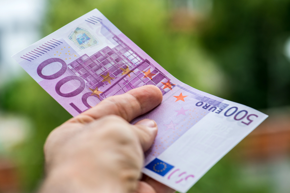 Mladencima poklonio lažnih 500 evra pa tražio kusur