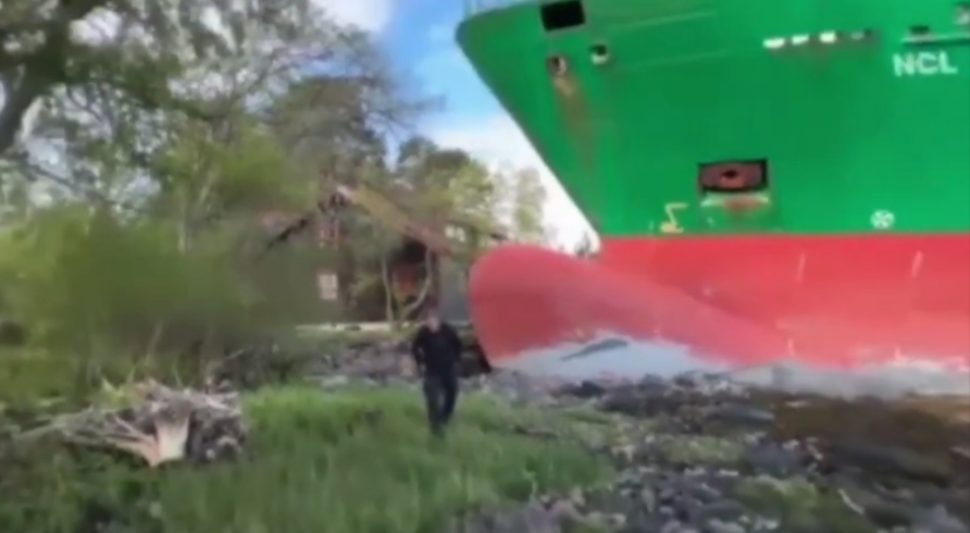 Teretni brod udario u dvorište, zaustavio se ispred kuće (FOTO, VIDEO)