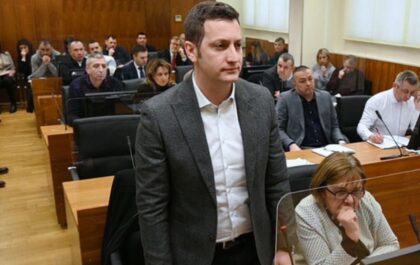"Korona ugovori": Odijela stizala i u vrećama bez deklaracije