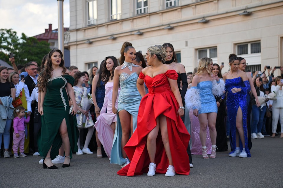 Maturanti Tehničke škole: Plesali, prošetali, zablistali FOTO/VIDEO
