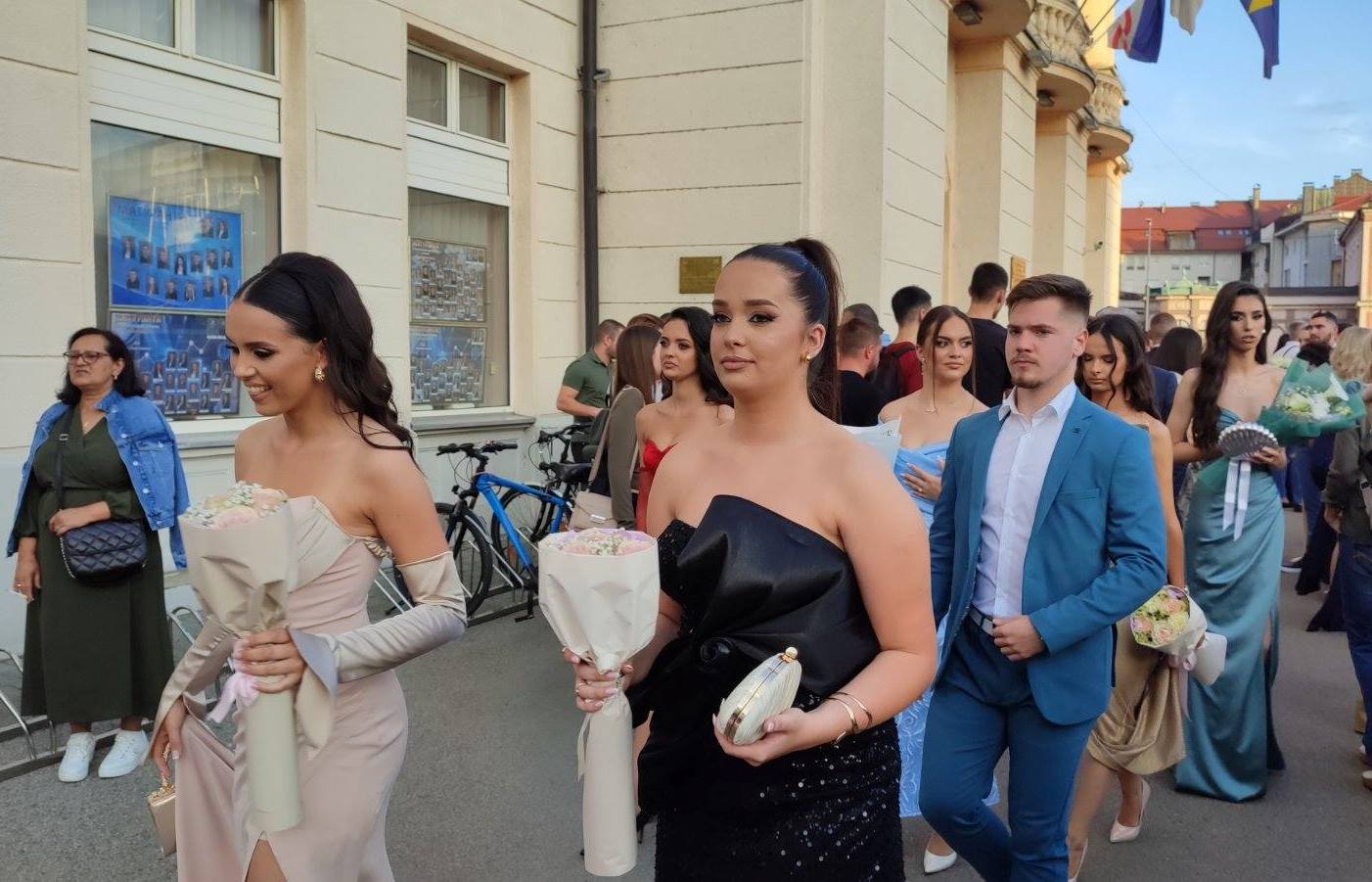 Maturanti Ekonomske i Muzičke škole prodefilovali Bijeljinom FOTO/VIDEO