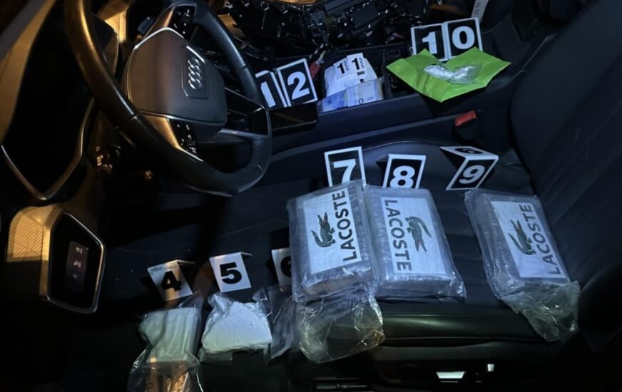 Droga bila sakrivena u automobilu: Zaplijenjeno 4,5 kilograma kokaina na području Doboja, pronađeno i 26.000 evra