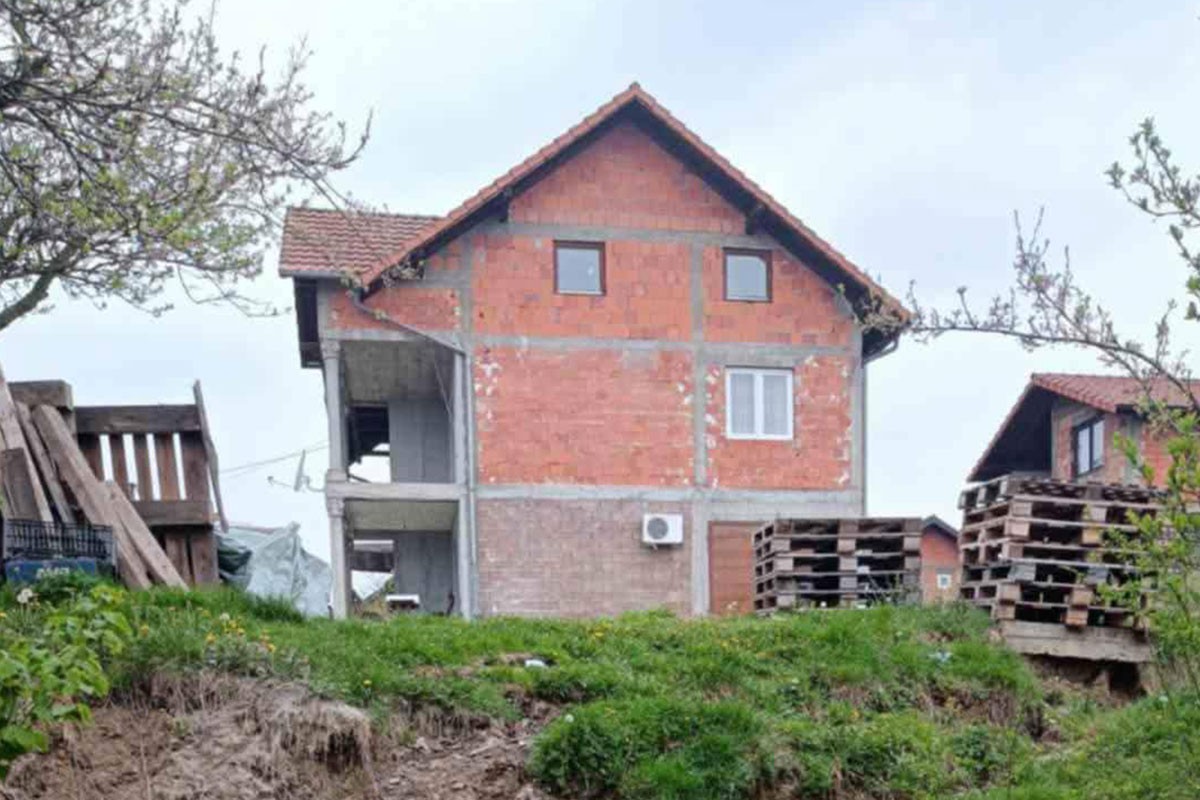 Zvornik: U Branjevu svakog dana strahuju zbog klizišta, tlo ne miruje
