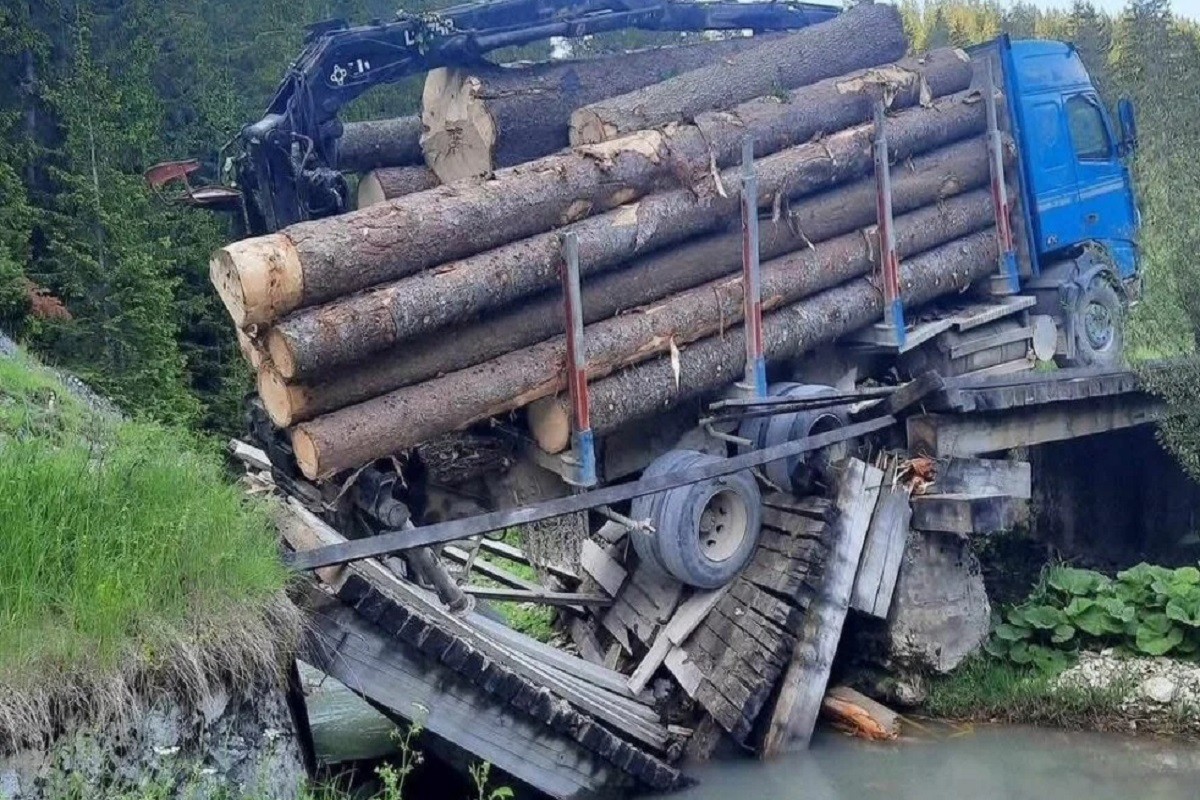 Kamion natovaren balvanima srušio most na Vlašiću