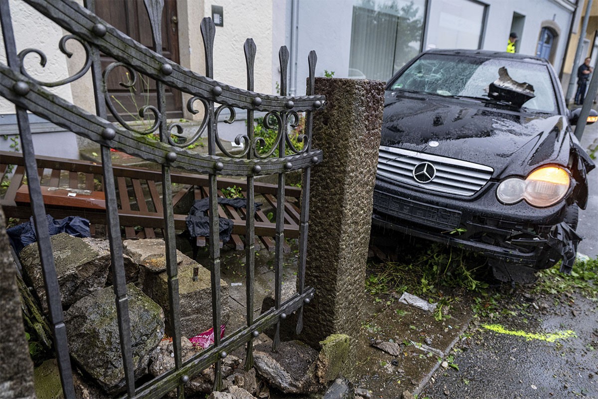 Automobilom udario grupu ljudi u Njemačkoj, povrijeđeno i njegovo dijete